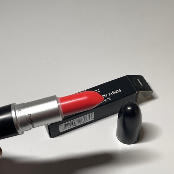 NEW RARE MAC Amplified Creme Lipstick VEGAS VOLT Full Size 0.10oz/3g HTF - Picture 4 of 7